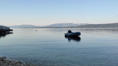 Statische-Aufnahme-Eines-Bootes-Im-Meer-Mit-Bergen-Im-Hintergrund-Bei-Sonnenuntergang-In-Kroatien