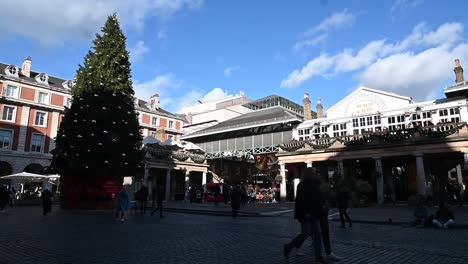 Christmas-Tree-in-Covent-Garden,-London,-United-Kingdom