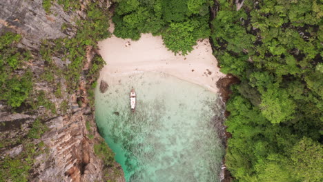 Aerial-Top-Down-Shot-of-Beach,-Longtail-Boat,-and-Mountains-in-Krabi,-Thailand