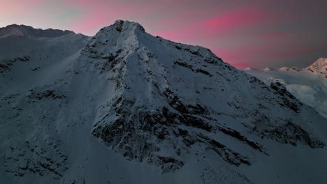 Imágenes-De-Drones-Que-Revelan-Un-Vibrante-Amanecer-Sobre-Las-Montañas-Cubiertas-De-Nieve-Del-Tirol-Del-Sur
