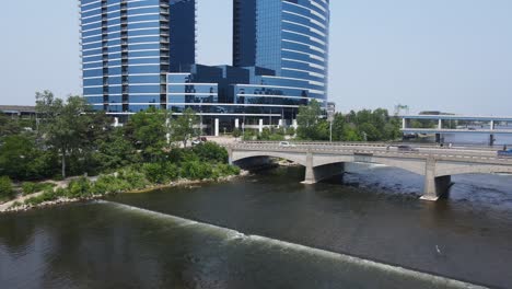 Puentes-Y-Majestuoso-Edificio-De-Oficinas-De-Cristal-En-Grand-Rapids,-Michigan,-EE.UU.