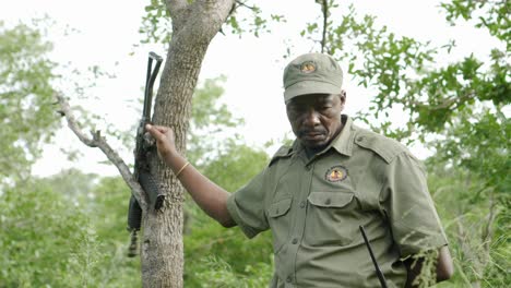 Guardabosques-Africano-No-Identificado-De-Pie-Con-Un-Arma-Lista-Para-Defenderse-De-Los-Animales-Salvajes-En-El-Parque-Nacional-De-Limpopo