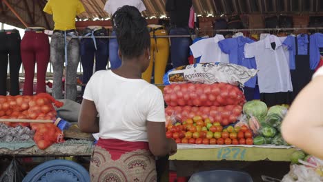 Unbekannte-Afrikanische-Frau,-Die-Auf-Einem-Straßenmarkt-Arbeitet-Und-Lokal-Produziertes-Gemüse-Verkauft