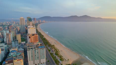 Luftbild-Wunderschöne-Goldene-Stunde-Sonnenaufgang-Am-Strand-Küste-Hochhaushotels,-My-Khe,-Da-Nang,-Vietnam