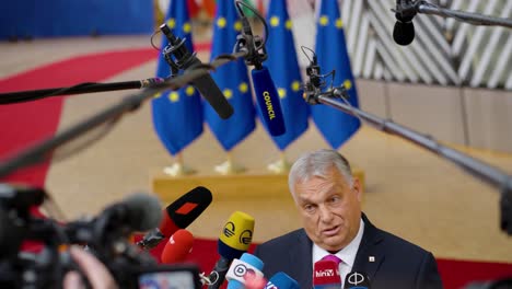Der-Ungarische-Premierminister-Viktor-Orbán-Spricht-Mit-Der-Presse-Auf-Dem-Gipfel-Des-Europäischen-Rates-In-Brüssel,-Belgien-–-Mittlere-Aufnahme