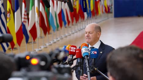 El-Canciller-De-Alemania,-Olaf-Scholz,-Dando-Una-Declaración-En-La-Cumbre-De-La-UE-En-Bruselas,-Bélgica---Plano-Medio-Cinematográfico.