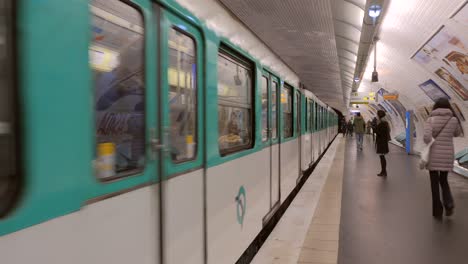 Foto-De-Lugareños-Saliendo-De-Un-Tren-Del-Metro-Después-De-Que-Se-Detuviera-En-El-Metro-De-París,-Francia.