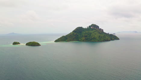 Aerial-Shot-of-Islands-and-Sea-in-Krabi,-Thailand