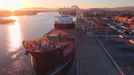 Großes-Frachtschiff,-Die-USNS-John-Glenn,-Angedockt-Im-Hafen-Von-Oakland,-Luftaufnahme