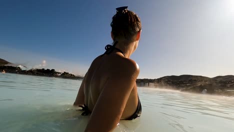 Zeitlupenaufnahme-Einer-Touristin-Im-Bikini,-Die-Sich-An-Der-Blauen-Lagune-In-Island-Amüsiert