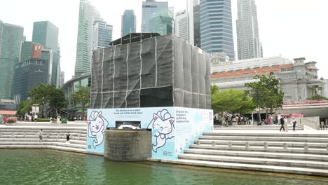Merlion-Brunnen-Statue,-Die-Aufgrund-Von-Reparaturarbeiten-Im-Merlion-Park-In-Marina-Bay,-Singapur,-Mit-Einem-Gerüst-Bedeckt-Ist