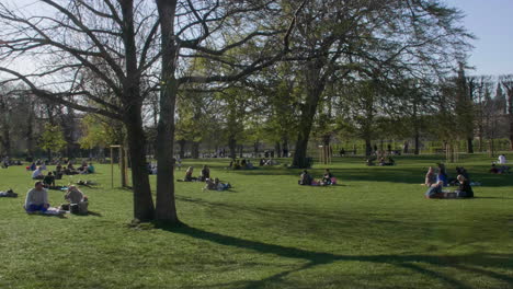 Kopenhagens-Rosenborg-Park-Mit-Menschen,-Die-Sich-An-Einem-Sonnigen-Tag-Entspannen