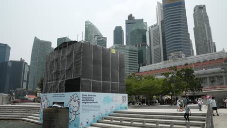 Merlion-Brunnen-Statue,-Die-Aufgrund-Von-Reparaturarbeiten-Im-Merlion-Park-In-Marina-Bay,-Singapur,-Mit-Einem-Gerüst-Bedeckt-Ist