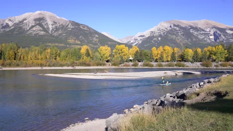 Paddelboarder-Mit-Hund-Auf-Dem-Bow-River-In-Canmore,-Ab