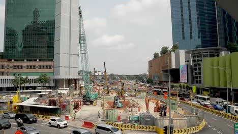 Sitio-De-Construcción-Frente-A-La-Estación-Novena-En-La-Isla-De-Tráfico:-El-Proyecto-Del-Corredor-Norte-Sur