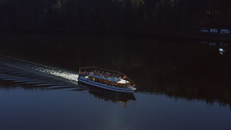 Toma-De-Seguimiento-De-Un-Barco-Turístico-En-Un-Lago-En-La-Selva-Negra-Pasando-Por-Un-Camping-En-Verano.