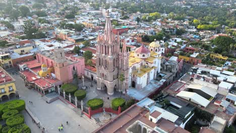 Parroquia-En-Mexico-San-Miguel-De-Allende-Se-Puede-Ver-La-Naturaleza,-La-Gente-Y-Una-Ciudad