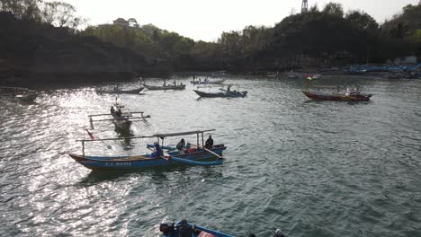 Vista-Aérea,-Varios-Barcos-Pesqueros-Empezando-A-Hacerse-A-La-Mar-En-Busca-De-Atún