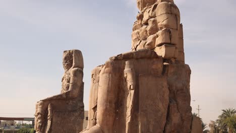 Dos-Gigantescas-Estatuas-De-Faraones-En-Ruinas-En-Los-Colosos-De-Memnon-En-Luxor,-Egipto