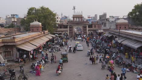 Gente-Caminando-En-La-Concurrida-Calle-Comercial-De-La-Ciudad-Por-La-Noche-Desde-Un-ángulo-Plano-El-Vídeo-Se-Toma-En-El-Mercado-De-Sardar-Ghantaghar-Jodhpur-Rajasthan-India-El-6-De-Noviembre-De-2023