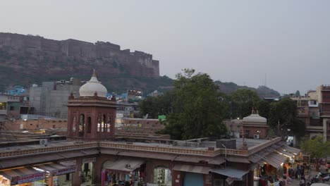 Stadtbau-Mit-Altem-Fort-Hintergrund-Am-Tag,-Flaches-Winkelvideo-Wurde-Auf-Dem-Sardar-Markt-In-Ghantaghar,-Jodhpur,-Rajasthan,-Indien-Aufgenommen