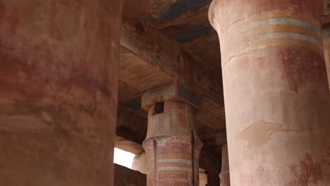 Schwenkaufnahme-Bunter-Säulen-Im-Antiken-Karnak-Tempel-In-Luxor,-Ägypten