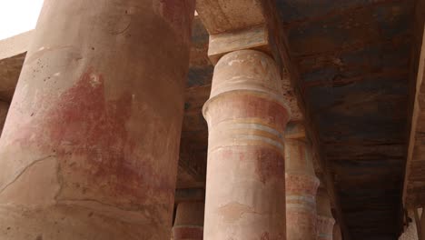 Schwenkaufnahme-Von-Bunten-Säulen-Voller-Hieroglyphen-In-Der-Hippostil-Halle-Des-Karnak-Tempels-In-Luxor,-Ägypten