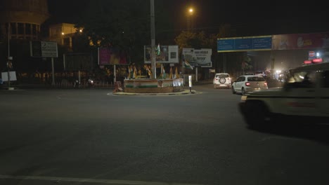 Überfüllter-Straßenverkehr-In-Der-Stadt-Am-Verkehrskontrollsignal-Aus-Einem-Anderen-Blickwinkel.-Das-Video-Wurde-Am-06.-November-2023-In-Jodhpur,-Rajasthan,-Indien,-Aufgenommen