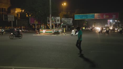 Überfüllter-Straßenverkehr-In-Der-Stadt-Am-Verkehrskontrollsignal-Aus-Einem-Anderen-Blickwinkel.-Das-Video-Wurde-Am-06.-November-2023-In-Jodhpur,-Rajasthan,-Indien,-Aufgenommen