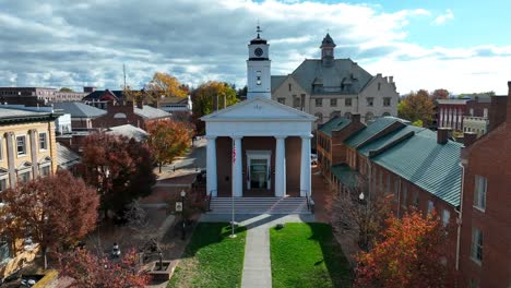 Shenandoah-Valley-Civil-War-Museum-and-Old-Frederick-County-Courthouse-in-downtown-Winchester,-Virginia-in-autumn