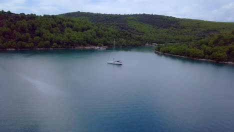 Elegant-sailboat-on-croatian-peaceful-waters-between-islands