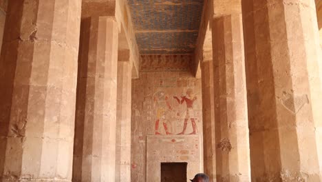 Bunte-Hieroglyphen-Und-Säulen-In-Den-Tempeln-Im-Tal-Der-Könige-In-Luxor,-Ägypten