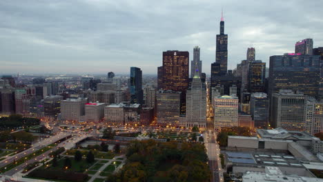 Luftaufnahme-über-Den-Grant-Park-In-Richtung-Loop-Hochhaus,-Herbstabend-In-Chicago