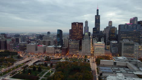 Vista-Aérea-Sobre-El-Parque-Grant-Hacia-El-Rascacielos-Del-Loop,-Tarde-De-Otoño-En-Chicago