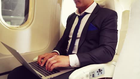 Junger-Geschäftsmann-Benutzt-Laptop-Computer-Im-Flugzeug