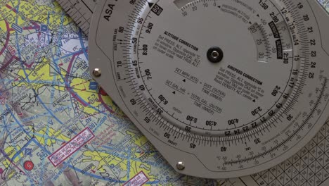 La-Ruta-Se-Está-Trazando-Utilizando-Herramientas-De-Navegación-Con-Un-Mapa-Seccional.