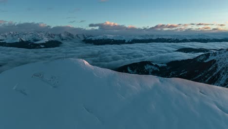 Drohnen-Hyperlapse-Erfasst-Die-Wellenförmigen-Bewegungsmuster-Des-Nebels-über-Dem-Pustertal-In-Südtirol,-Italien