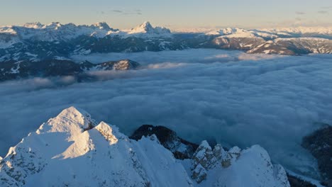 Luftaufnahme-Des-Schneebedeckten-Peitlerkofels-Und-Des-Gardertals-In-Südtirol,-Italien,-Mit-Einer-Atemberaubenden-Winterlandschaft