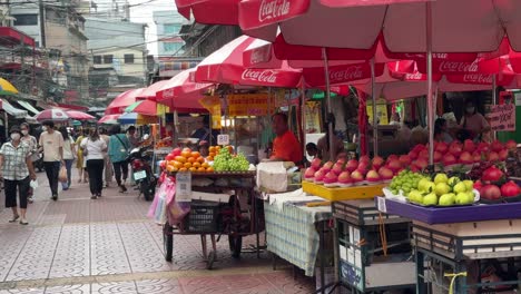 Obstverkäufer,-Die-Frisches-Obst-Verkaufen,-Und-Passanten-In-Yaowarat-Chinatown,-Bangkok,-Thailand