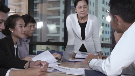 Los-Empresarios-Asiáticos-Discuten-La-Estrategia-De-Marketing.