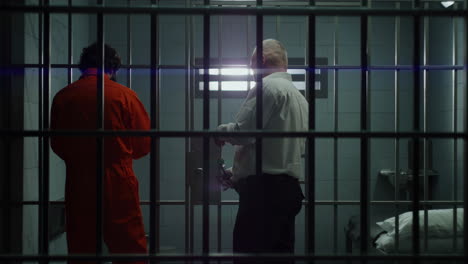 Gefängnisangestellter-Sperrt-Männlichen-Kriminellen-In-Gefängniszelle-Ein