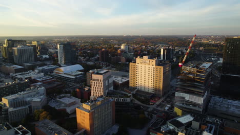 Luftaufnahme-Mit-Neigung-über-Das-Stadtbild-Von-West-Philadelphia,-Herbstsonnenuntergang-In-Pennsylvania,-USA