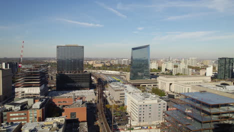 Toma-Aérea-De-Seguimiento-De-La-Estación-De-Amtrak-Y-El-Paisaje-Urbano-Del-Oeste-De-Filadelfia.