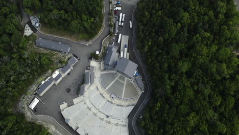 Luftaufnahme-Mit-Neigung-über-Dem-Firstbank-Amphitheater,-Sonniger-Tag-In-Tennessee,-USA