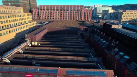 Un-Dron-Aéreo-Disparó-Sobre-La-Estación-Central-De-Trenes-Y-Los-Edificios-Del-Vecindario-En-Oslo,-Noruega,-En-Una-Mañana-Soleada