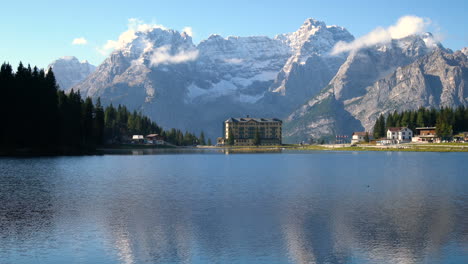 Lago-Misurina-Con-Montaña-Dolomitas-En-Italia