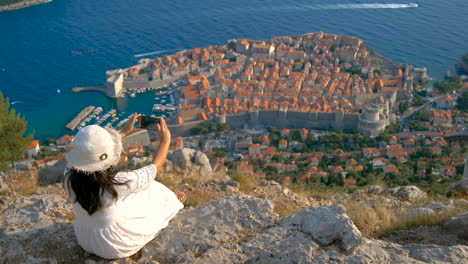 Touristin-Blickt-Auf-Die-Stadt-Dubrovnik-In-Kroatien