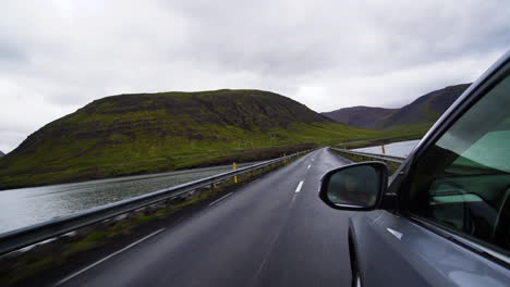 Mujer-Turista-Viaja-En-Coche-Todoterreno-En-Islandia.