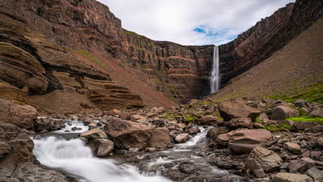 Zeitrafferaufnahmen-Des-Wunderschönen-Hengifoss-Wasserfalls-Im-Osten-Islands.