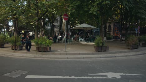 Transportwagen-In-Den-Garten-Im-Freien-Mit-An-Bäumen-Hängenden-Café-Lichterketten
